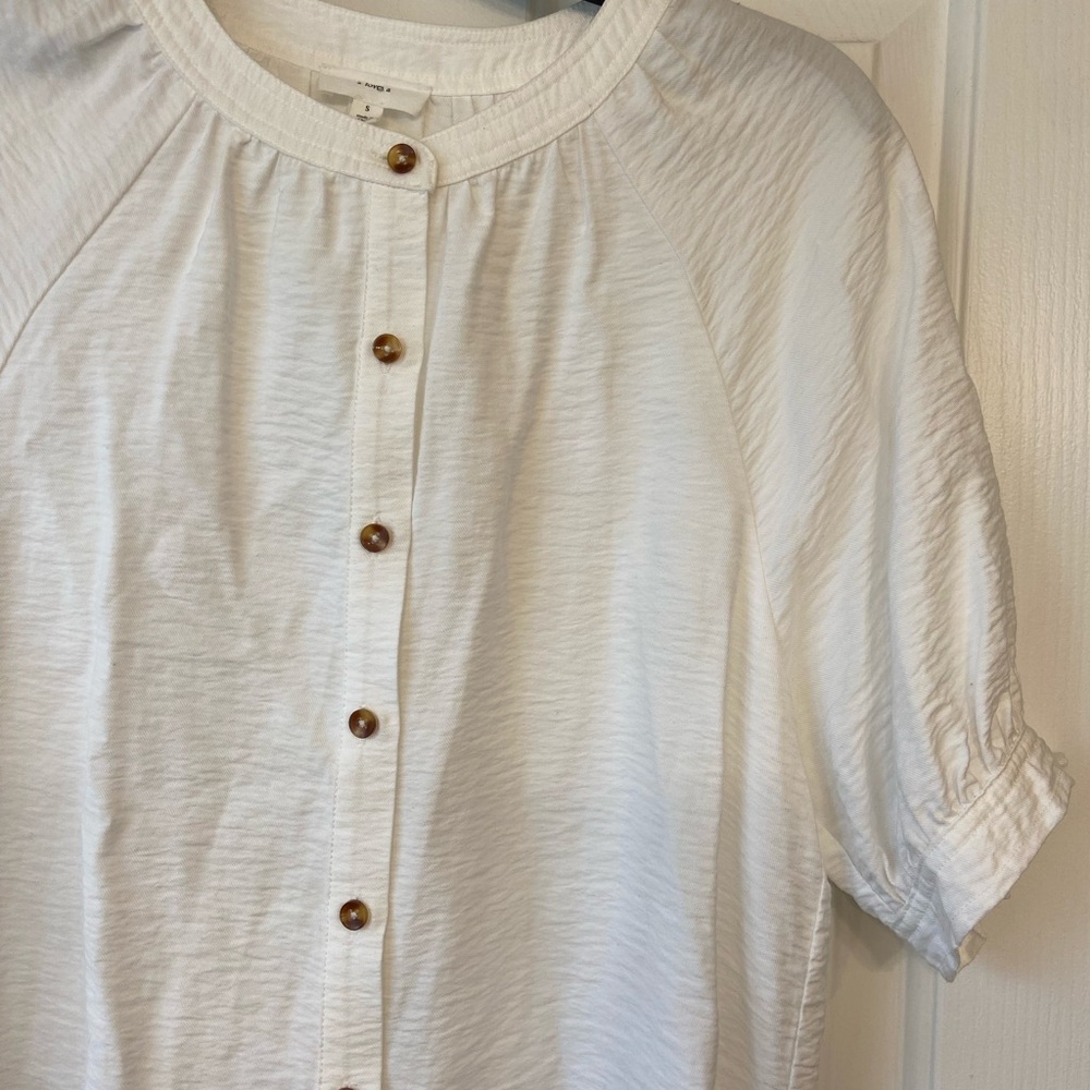 A Loves A White Crinkle Button Down Blouse - Picture 3 of 11